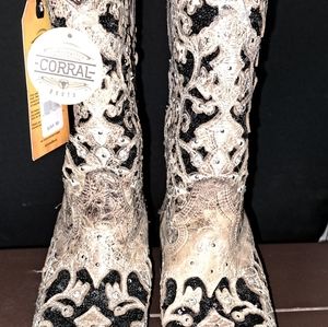 Corral boots size 8 1/2 M . Brown and black